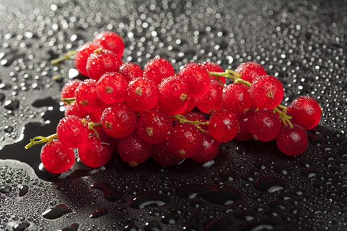 Благодаря красной смородине спадет отечность, которая иногда преследует женщин на диете, растение поможет вывести лишние соли и воду, а также очистить организм от токсинов