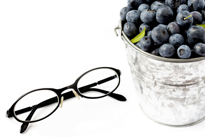 Черника - это единственное растение, кроме моркови, плоды которого обязательно должны входить в рацион людей, страдающих любыми нарушениями зрения. Черника улучшает обменные процессы в органах зрения