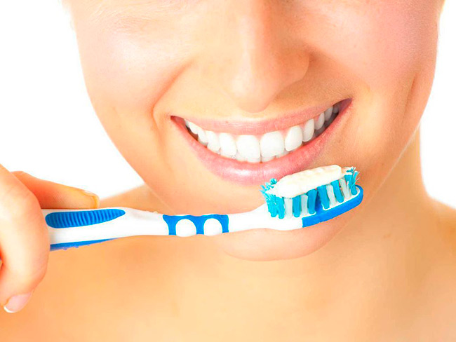 Если зубной налет не удалять посредством регулярной чистки зубов, то со временем может появиться зубной камень, что приведет к воспалению окружающих зубы тканей и кровоточивости десен