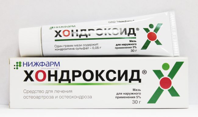 Хондроитина сульфат – высокомолекулярный мукополисахарид, замедляющий резорбцию костной ткани и снижающий потерю кальция. Улучшает фосфорно-кальциевый обмен в хрящевой ткани, ускоряет процессы ее восстановления, тормозит процессы дегенерации хрящевой ткани