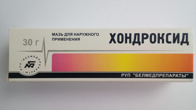 Мазь необходимо наносить на чистую и сухую кожу на область пораженного сустава, втирая ее в небольшом количестве легкими массажными движениями до полного впитывания. Количество манипуляций в течение дня – 2-3