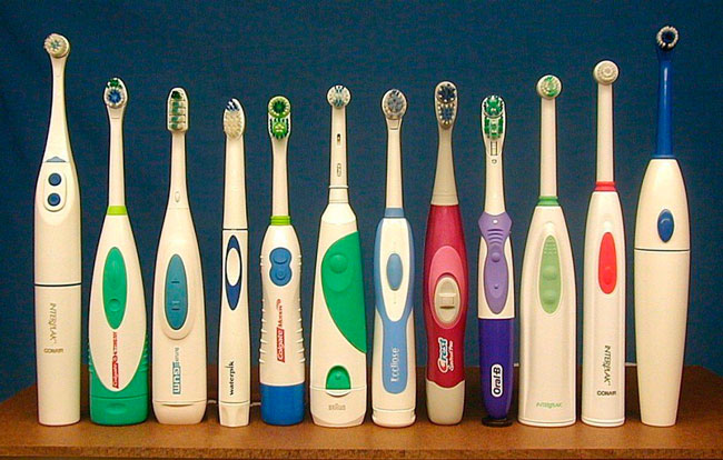 Электрическая зубная щетка позволяет более эффективно очищать зубы от пигментного налета и справляется с небольшими зубными отложениями